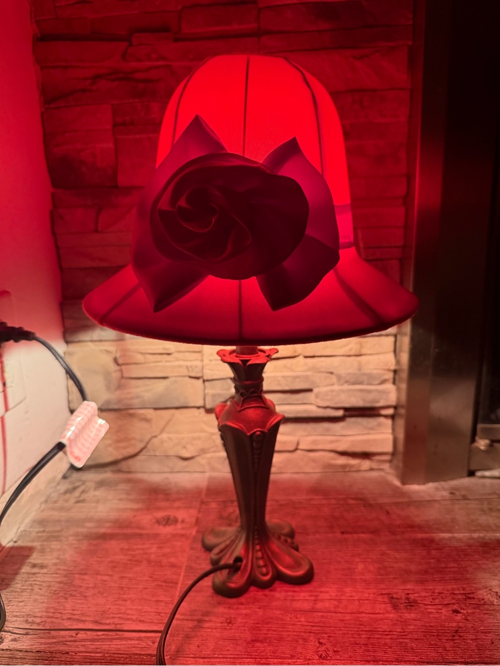 Red Hat Velvet Lamp with Rose Accent H-16,5”